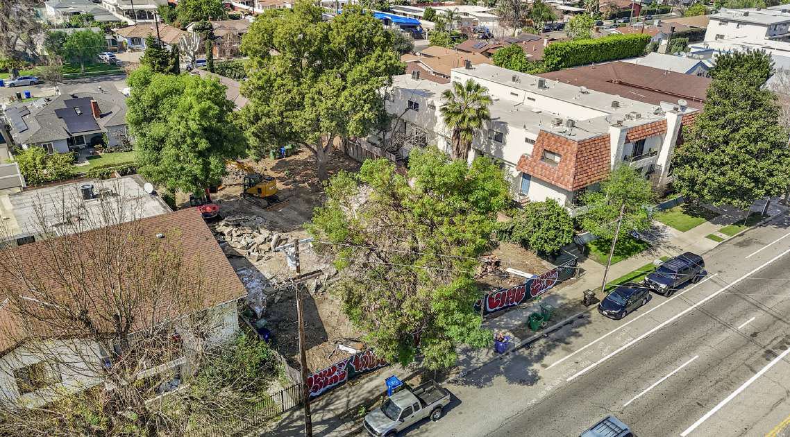 Oblique aerial showing the site and its Woodman Avenue frontage